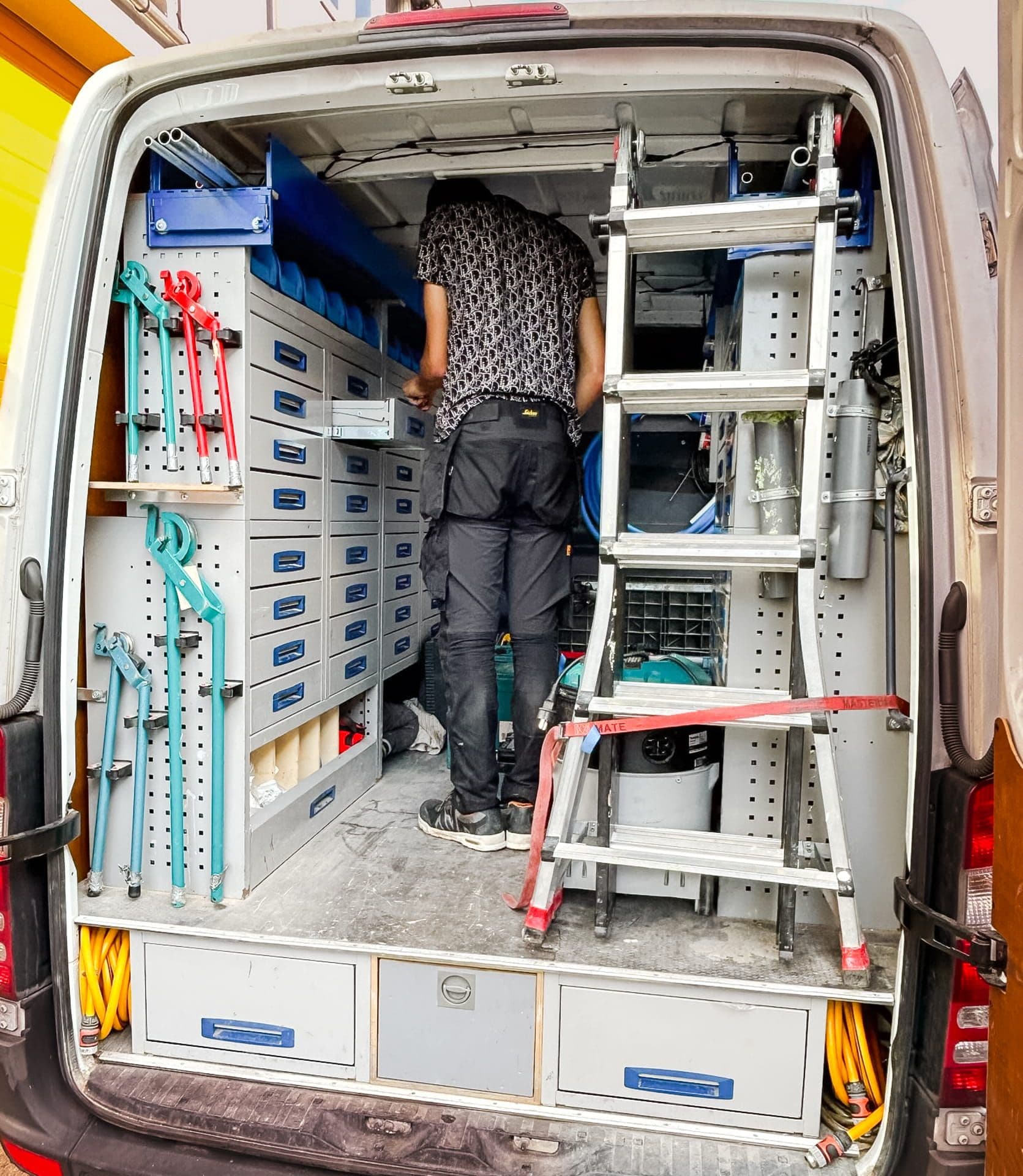 De servicebus van M.I.B. Installatietechniek, volledig ingericht met onderdelen op voorraad
